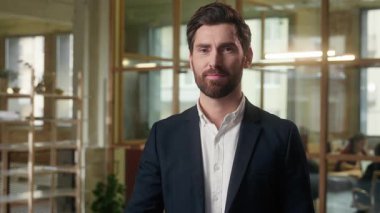 Ofisteki kameraya bakan mutlu iş adamı. İşadamı parmağını kaldır. İyi bir tavsiye. Beyaz erkek, gülümseyen adam portresi işverenin oy hakkı gibi.