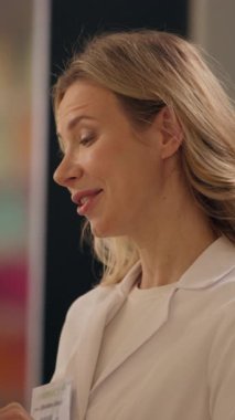 Eczacı kadın gülümseyen kadın ilaç paketi alırken müşteriye yardım ediyor. İlaç hapı alıyor, vitamin alıyor, ilaç tedavisi görüyor, ilaç tedavisi görüyor eczaneden sağlık hizmeti satın alıyor.