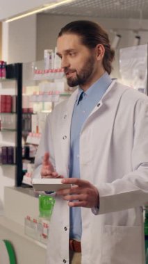 Eczacılık, doktor tavsiyesi, ilaç hapları, vitaminler, sağlık reçetesi, Afrika Kafkasyalı çok ırklı erkekler el çırpıyor.