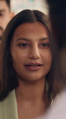 İlaç satın alan eczane müşterisi Hintli kadın müvekkil sağlıklı tıbbi danışmanlık eczacı ilaç tedavisi profesyonel sağlık hizmetleri tavsiye ilaç seçimi