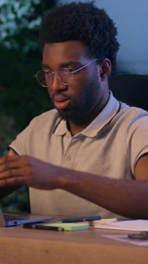 Stresli iş adamı, Afrikalı Amerikalı iş adamı, son teslim tarihine kadar zor bir iş bilgisayarı sorunu üzerinde çalışıyor, sorun hatası, bilgisayarın fazla mesai yapması,