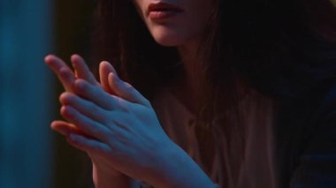 Kafkasyalı stresli kadın evde yalnız başına gergin bir şekilde acı çekiyor üzgün kız üzgün depresyon üzgün üzüntü psikoloji sorunlu istenmeyen hamilelik düşüncesi