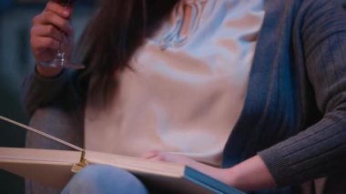 Kafkasyalı üzgün kadın gece evde fotoğraf albümü izlerken bir bardak şarap içerken hatıra fotoğrafı çekerken tek başına düşünmenin alkol bağımlılığı depresyonu üzüntüsü bunalımına yol açtığını hatırlıyorum.