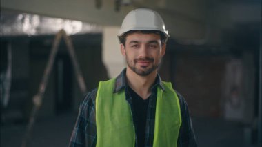 Kafkasyalı müteahhit gülümseyen kameraman portresi erkek mutlu işçi müteahhit mimar inşaat işçisi inşaat ustabaşı profesyonel müfettiş