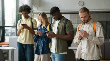 Çok ırklı öğrenciler, çok ırklı arkadaşlar, Afrikalı erkekler, beyaz kadınlar, liseli kadınlar, sosyal medya bağımlısı, cep telefonu bağımlılığı aletleri kullanan erkekler.