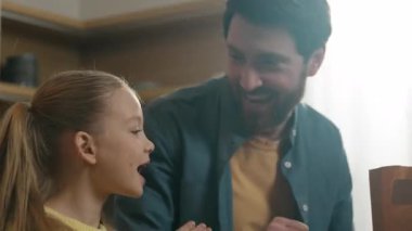 Kafkasyalı mutlu aile mutfakta eğleniyor baba baba baba baba çocuk alışveriş çantası açıyor neşeli komik dans şarkıları söyleyip el çırpıyorlar birlikte eğleniyorlar.
