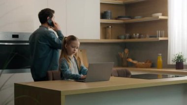 Kafkasyalı mutlu aile sabahı evde baba yürüyen cep telefonu mutfağa gelip gözlüklü kıza sağlıklı vitamin suyu dökerek bilgisayar medyası sohbetlerini kullanarak ders çalışan kız çocuğu.