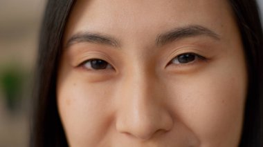 Gözlerini kapat, Asyalı Çinli Japon bayan bayan kameraya bakıyor, gözlerini kırpıyor, kirpikler, doğal güzellik makyajı, kapalı alanda iyi bir görüş.