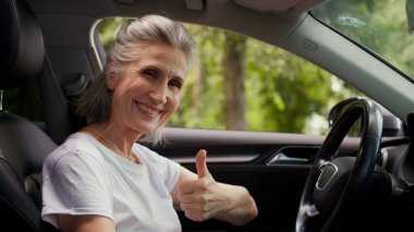 Neşeli, mutlu, Kafkasyalı, olgun, olgun, yaşlı kadın, yaşlı, alıcı, araba sahibi, kiralık araba sahibi, otomobilin içinde oturan, araba anahtarlarını gösteren kameraya bakan, yeni bir araba satın alan, yaşlı, yaşlı, yaşlı kadın müşteri.