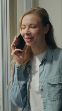 Cep telefonundan konuşan mutlu bir kadın. Rahatlamış bir kız. Kafkasyalı bir iş kadını. Serbest bir kadın.