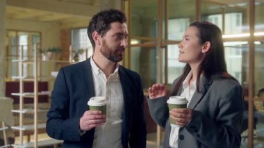 Mutlu çok ırklı iş arkadaşları öğle yemeği molasında iş kadını sohbet ediyor Koreli etnik iş kadını kahve içiyor içecek içecek içecek içecek içiyor iş yerinde beyaz iş adamlarıyla konuşuyor.