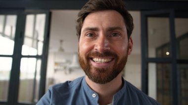 POV webcam gülümsüyor beyaz erkek ebeveyn cep telefonu ekranına dokunuyor mutlu baba baba baba internet sitesinde sörf yapıyor uygulamalı akıllı telefon görüntüsü dokunmatik ekranı kullanarak.