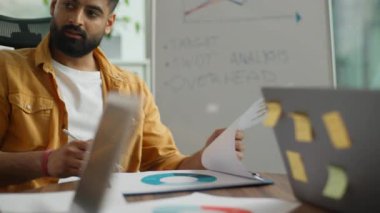 Başlangıçta çok ırklı gayri resmi iş ekibi üç meslektaşı ofis iş adamı olarak çalışıyor. Belge diyagramlarını kontrol ediyorlar. Çalışanlar çeşitli dizüstü bilgisayar grupları planlıyorlar.