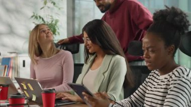 Gayri resmi iş ekibi üç farklı ırktan kadın iş kadınının ofiste birlikte çalışmasından mutlu. Arap iş adamı Hintli girişimci CEO şirket sahibi iyi sonuç desteği gösteriyor.