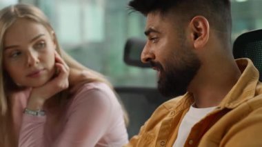 Ofisteki çeşitlilik iş adamları kağıt diyagramını, finansal başlangıç büyüme pazarlamasını, satış satış belgelerini, toplantı odasında çok ırklı dört iş arkadaşından bahseden gayri resmi iş adamlarını tartıştılar.