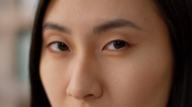 Gözlerini kapat, Asyalı Çinli Japon bayan bayan kameraya bakıyor, gözlerini kırpıyor, kirpikler, doğal güzellik makyajı, kapalı alanda iyi bir görüş.