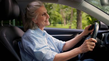 Neşeli, aktif, gülümseyen, beyaz, yaşlı kadın, yaşlı kadın, yaşlı kadın galeri müşterisi, büyük anne, araba şoförü, otomobilin içinde müzik dansı, müzik, müzik, müzik, müzik, müzik, müzik, dans, müzik, müzik, müzik, müzik, müzik, dans.