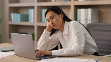 Asyalı, üzgün, Asyalı, iş kadını, kadın, Koreli iş kadını, ofis çalışanı, dizüstü bilgisayar masasında çalışan biri.