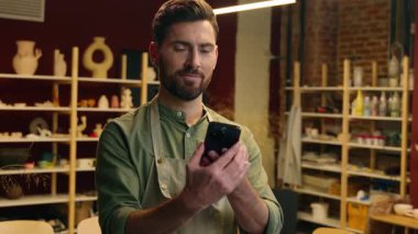 Neşeli, mutlu, Kafkasyalı adam, iş adamı, girişimci, kullanıcı, küçük işletme sahibi, müşteri, cep telefonu uygulaması, akıllı telefon, yeşil ekran, model, anahtar, kapalı alan mağazası.