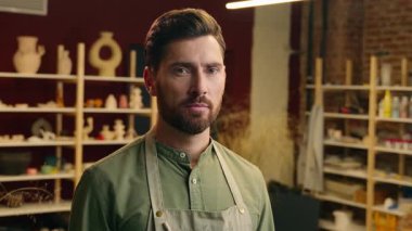 Kafası karışık, kederli, suçlu, Kafkasyalı, beyaz, iş adamı, erkek, çömlekçi, satıcı, kameraman, omuzlarını silkmiş, ev yapımı çömlekçi dükkanında el ele tutuşuyor.