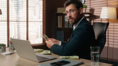 Zengin, Kafkasyalı, orta yaşlı, yatırımcı, erkek, işadamı, para basan para yatırımı kumarhanesi bahsine bakan, para sayma işadamı.