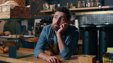 Hüsrana uğramış Kafkasyalı barmen adam müşterilerini kahve dükkanında bekliyor. Sıkılmış işveren, küçük işletme sahibi, stres kafeteryasında çalışıyor. Erkek kahveciyi üzüyor. Müşteri sorunu yok.