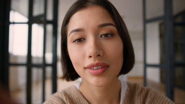 POV bakış açısı Kafkasyalı kız etkiler sosyal medya kayan cep telefonu webcam ev aleti bağımlılığı kadın dokunmatik ekranda akıllı telefon dokunmatik ekranı kullanarak internet tarayıcı