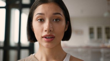 Mutlu Kafkasyalı Latin kadın İspanyol bayan neşeli pozitif duygu ifadesi ev sahibi kadın ev sahibi ev kredisi kameraya bakıp gülüyor sağlıklı dişli gülümseme yakın çekim güzelliği