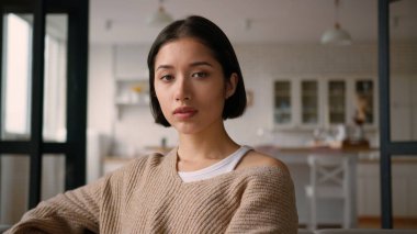 Latin asıllı beyaz kadın portresi, sıradan kadın ev sahibi, Latin ev sahibi, kiracı ev hanımı. Mutfakta ev hanımı, ciddi derecede üzgün, sakin bir ifade. Etnik kökenli baş ev kredisi kiralayan kadının ev kredisine dönüşüyor.