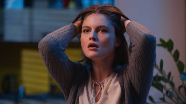 Stresli, kızgın, kızgın, sinirli, sinirli 30 'lu yaşlarda bir kız bağırıyor, öfkeli, beyaz bir kadın bağırıyor, duygusal stres çığlıkları atıyor, çılgınca öfke duyguları, psikoterapi çılgınlığı.