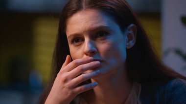 Üzgün kadın, akşam evde endişeli, kafası karışmış, beyaz kadın, ayrılık şoku, hafıza şoku, psikoloji, stres, bunalım, depresyon, depresyon, depresyondaki ev hanımı.