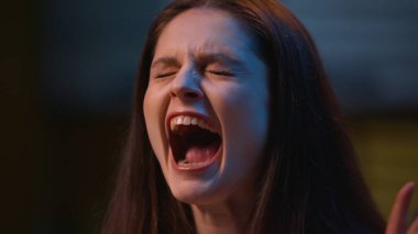 Kızgın kadın çığlık çığlığa bağırıyor. Evde yalnız başına çığlık atıyor. Kabus görüyor. Çılgın öfkeli Kafkas kız öfke bağırıyor.