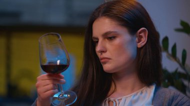 Kafkasyalı üzgün kadın gece evde fotoğraf albümü izlerken bir bardak şarap içerken hatıra fotoğrafı çekerken tek başına düşünmenin alkol bağımlılığı depresyonu üzüntüsü bunalımına yol açtığını hatırlıyorum.