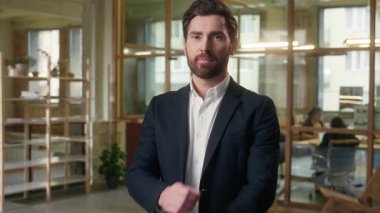 Kafkas işadamı gülümseyen orta yaşlı işadamı işvereni, erkek, mutlu, girişimci, takım elbiseli, başarılı, profesyonel lider, emlakçı.