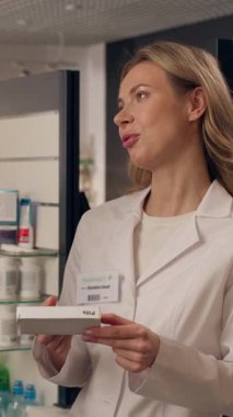 Doktor eczacı tavsiyesi reçeteli ilaç hapları eczanedeki uyuşturucuları vitaminler yaşlı adama eczanedeki tıbbi danışmanlık sağlık hizmeti tavsiyesinde yardımcı olur