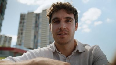 Pov mutlu Kafkasyalı adam cep telefonu kullanıyor. Akıllı telefon, mesaj yazıyor. Gülümsüyor, neşeli erkek webcam, dokunmatik ekran ekranı, dokunmatik ekranı, cep telefonu zımbırtısı, sokak sohbeti yapıyor.