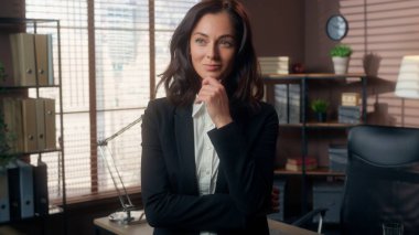 Düşünceli, düşünceli, beyaz kadın. Düşünen düşünce yöneticisi. Çalışan kadın iş kadını hayali kuruyor.