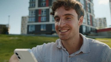 Beyaz adam ekrandaki cep telefonuna bakıyor akıllı telefon teknolojisi internetteki sohbet mesajları sosyal ağlar erkek işadamı iş adamı şehir içi iletişimi zımbırtısı.