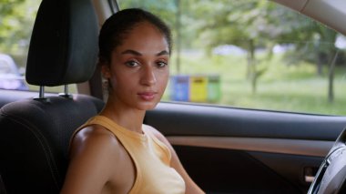 Ciddi bir şekilde başarılı olan Afrikalı Amerikalı iş kadını başını çevirip kameraya bakıyor. Otomobil kadın araç sahibi, sürücü, kadın, iş kadını portresi.