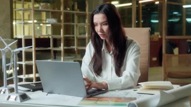 Asyalı iş kadını bilgisayarını bitirdi bilgisayarını bitirdi bilgisayarını kapattı iş kadını işini bitirdi Çinli Koreli kadın tasarımcı projesini tamamladı ofisten çıkarken mutlu oldu