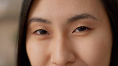 Gülümseyen mutlu kadın gözlerini kapat Asyalı iş kadını müşterisi neşeli kız Japon iş kadını kameraya bakıyor iyi görüş lensleri görüşü lazer ameliyat göz doktoru