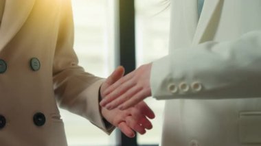 Kurumsal şirket ofisinde el sıkışan iki iş kadını stajyer bankacılık servisine hoş geldin, iş birliği ortaklığı, el sıkışma, sigorta işi.
