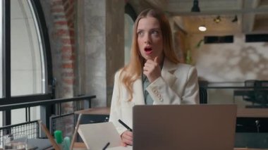 Düşünceli düşünce, yaratıcı işlerde tereddüt etmek, beyaz kadın iş kadını, kadın girişimci, ofiste fikir üretmek, çözüm bulmak, iş konusunda notlar yazmak, iş konusunda karar vermek.