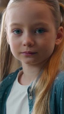 Ev mutfağında portre gülümseyen küçük mutlu bebek, çocuk evlat ediniyor. Kameraya bakıyor, güzel çocuklar gülümsüyor, çocukluk çağında evde çocuklar için sağlık sigortası yaptırıyor.