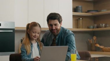 Mutfaktaki neşeli Kafkas ailesi bilgisayar kullanarak doğal narenciye suyunun tadını çıkarıyorlar. İnternetten baba satın alıyorlar. Çocuk kızına uzaktan eğitim veren evde e-ticaret öğrenmesi için yardım ediyorlar.