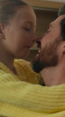 Mutfakta mutlu bir aile, sevgi dolu bir adam, evlat edinilmiş güzel bir kız çocuğu kucağında çocuk kucaklayan bir kız, birbirlerine sarılıyorlar sevgi dolu bir aşk kucaklaşması, oynaşmalar.