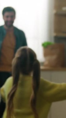 Kafkas ailesi, ev mutfağında mutlu sabahlar. Düşünceli adam ayağa kalkıyor küçük kız çocuk babaya koşuyor ayağa kalkıyor bebek dönüyor etrafında dönüyor komik bir an dönüyor kız çocuğu gülümsüyor