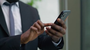 Afrika kökenli Amerikalı iş adamı cep telefonu numarasına girdi. Akıllı telefonuyla iş sorunları hakkında tartıştı. İş yerinde kötü iletişim sorunu olan iş adamı.