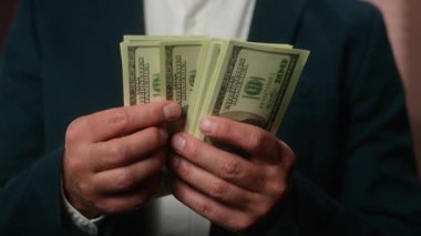Kırpılmış manzara... Kafkasyalı, orta yaşlı iş adamı... elinde para tutan bir iş adamı... nakit para sayan zengin bir işadamı... ofis finans işvereni... dolar sayıyor.