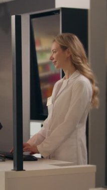 Eczane tıbbının müşterisi hasta tıbbi danışman kadın satın alıyor. Eczacı dükkanına yardım ediyor. İlaç siparişi veriyor.